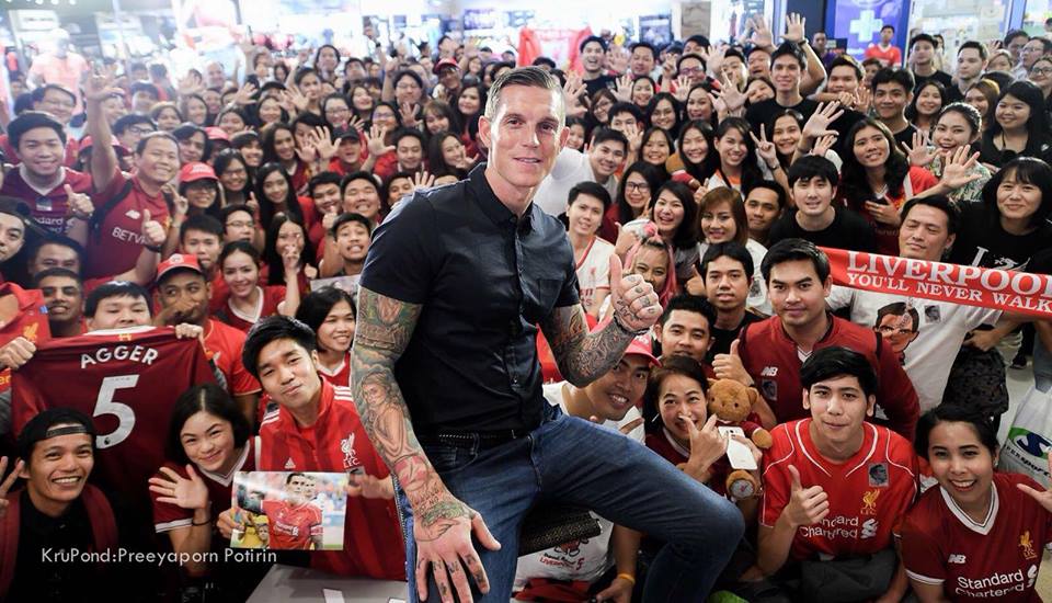 Daniel Agger met fans in Thailand